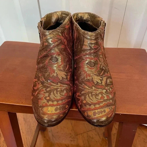 Stunning gold fabric very volatile booties size 7 - Picture 2 of 9